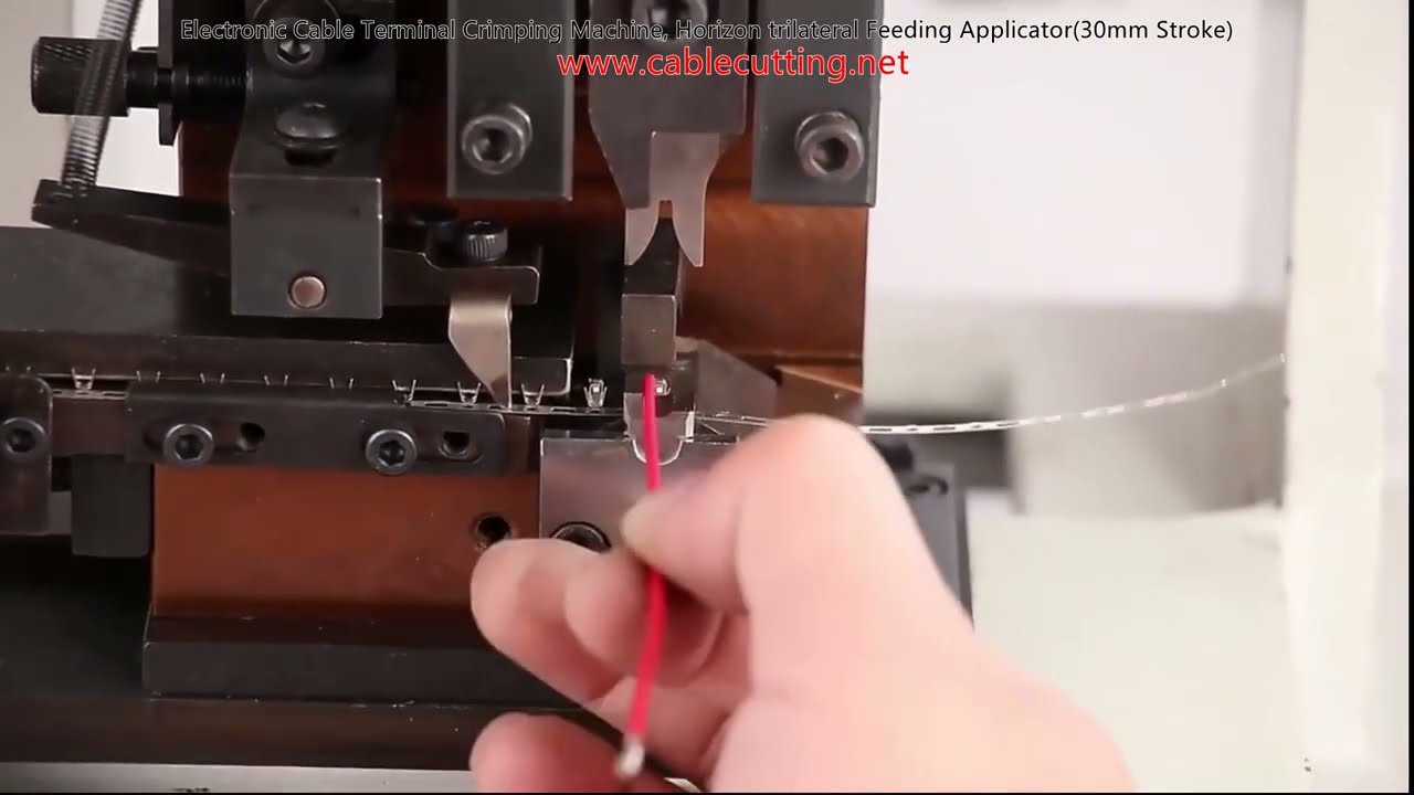 Elektronisk kabelterminalkrympemaskin med horisontal tre-sidig mating, 30 mm slag