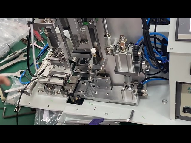 Effektiv semi-automatisk maskin for lodding og avisolering av USB-kabler
