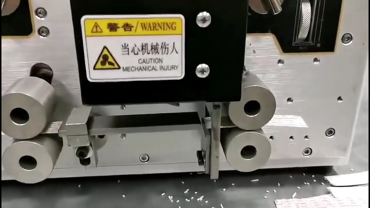 Fullyautomatisk datamaskin for kabelstripping med splittfunksjon