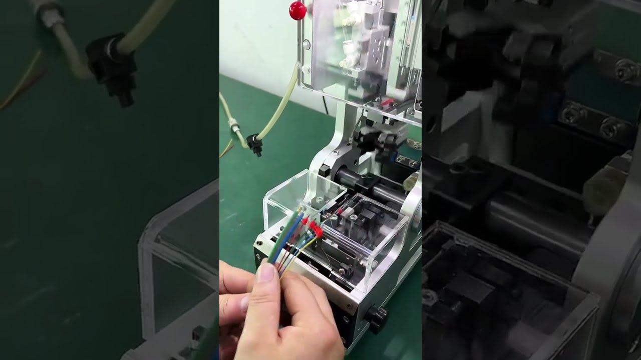 Semi-automatisk vanntett plugginnsettingsmaskin i arbeid #maskin #kabelwirestrippingmaskin #fabrikk