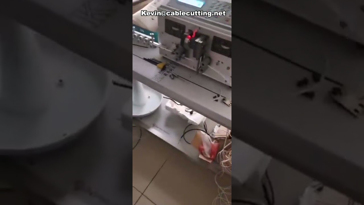 Automatisk kabelavvikler og mater for avisoleringsmaskin