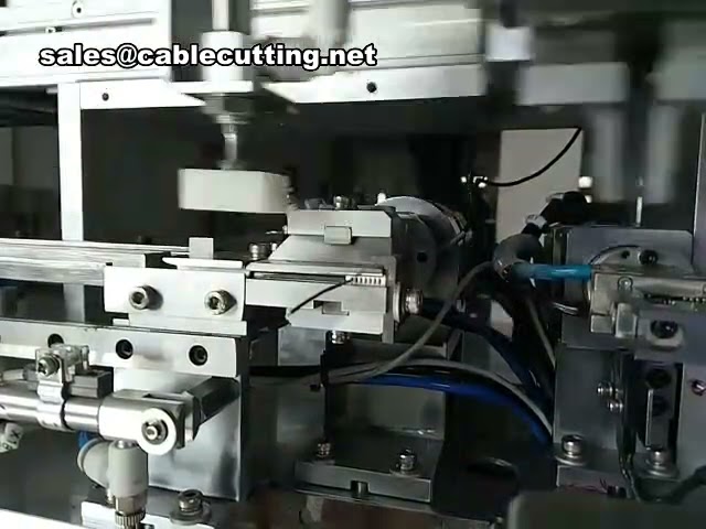 Automatisk kappe-, strippe-, krympe-, vride-, lodde- og kontaktinnsettingsmaskin