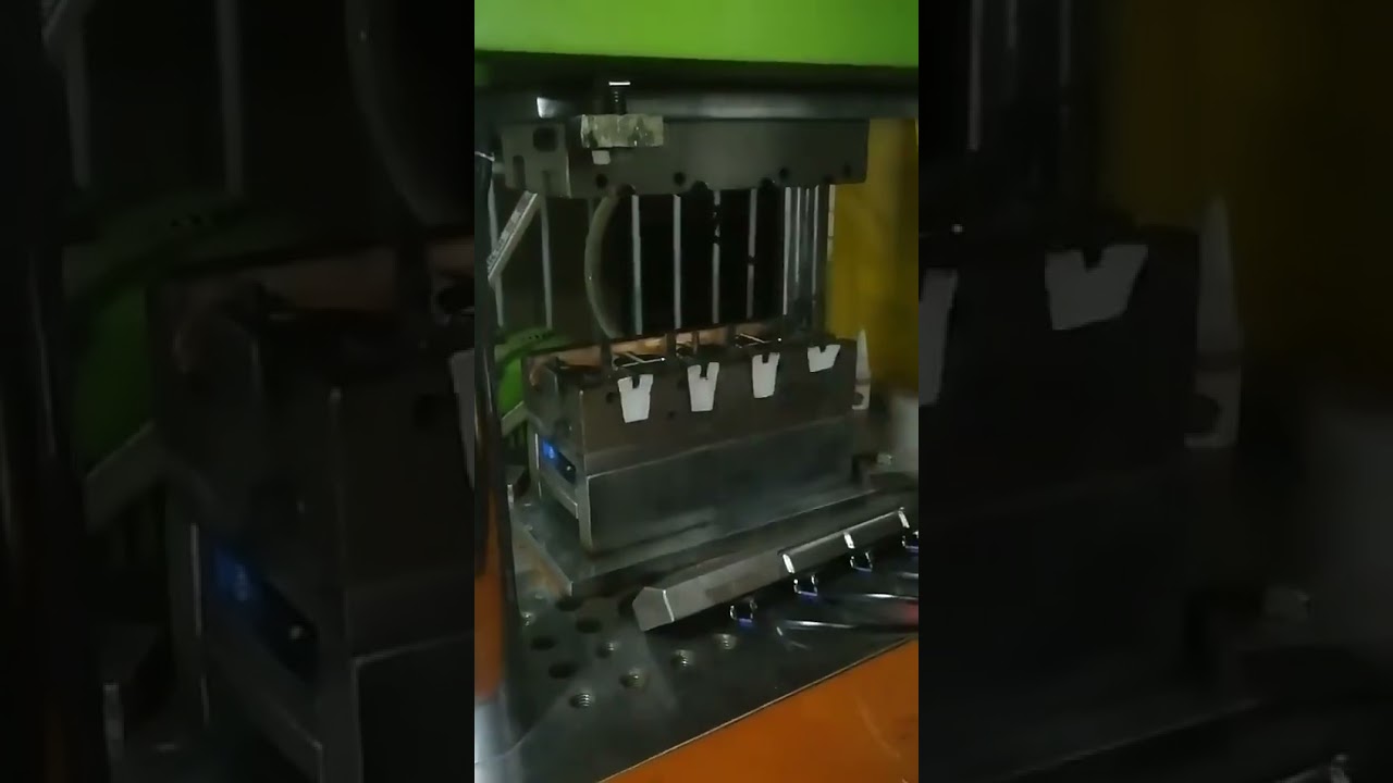 Laget i Kina CE Vertikal Automatisk Mobiltelefon Bakdeksel Produksjonsmaskin #maskin #bil