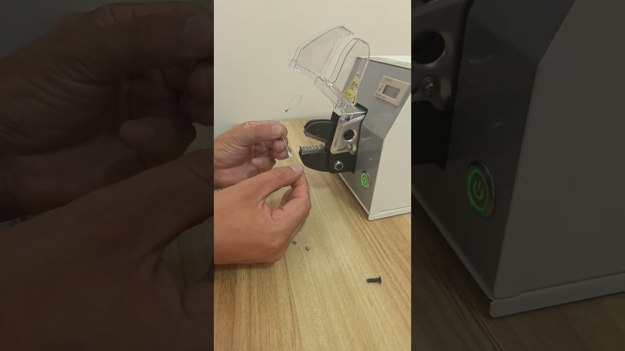 Sikker krymping av fiskekroker med vår elektriske terminalkrympemaskin #fabrikk #maskin