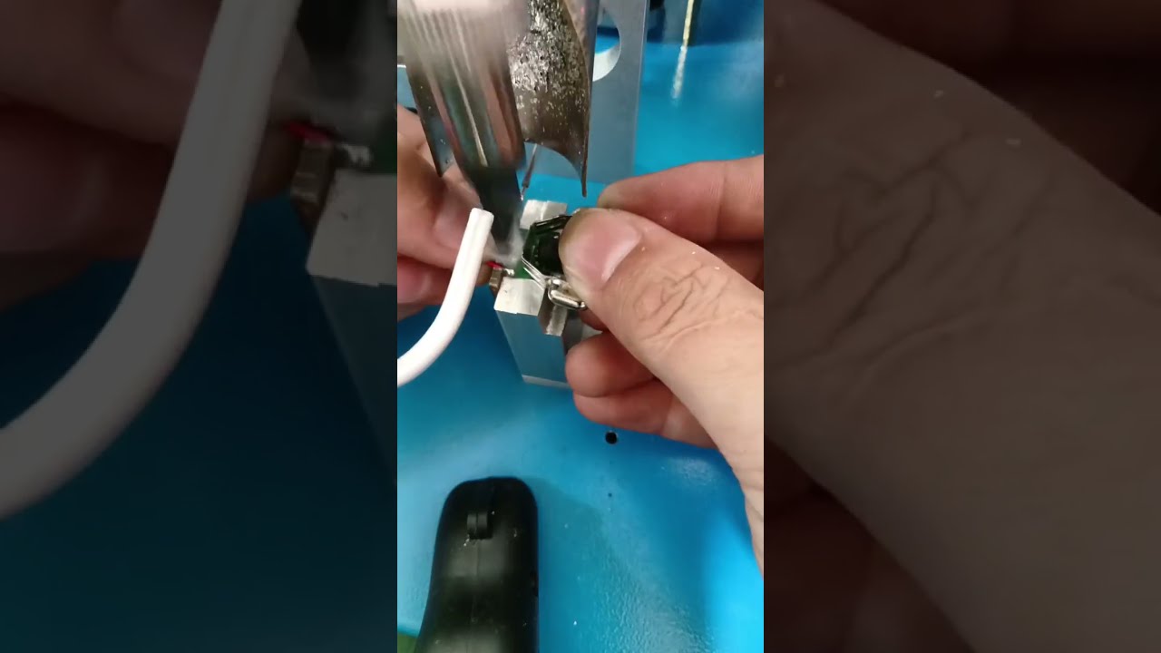 Ekte opptak: Sveising av tråd og små kretskort #fabrikk #maskin #kabeltrådstrippemaskin
