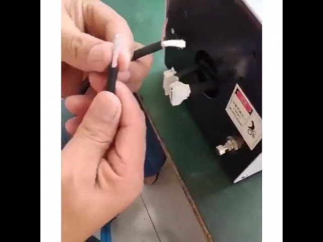 Profesjonell semi-automatisk maskin for børsting og tvisting av elektronisk kabel skjermflette (1-8 mm)