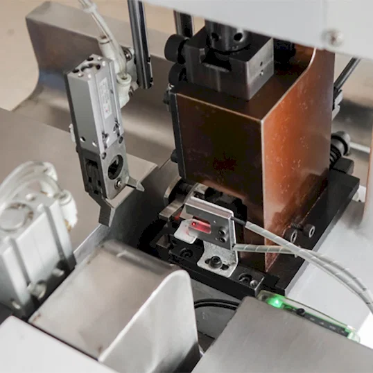 Automatisk kabelstripping, krimping og vridemaskin - AWG14-28 Thumb