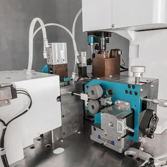 Automatisk kabelstripping, krimping og vridemaskin - AWG14-28 Thumb